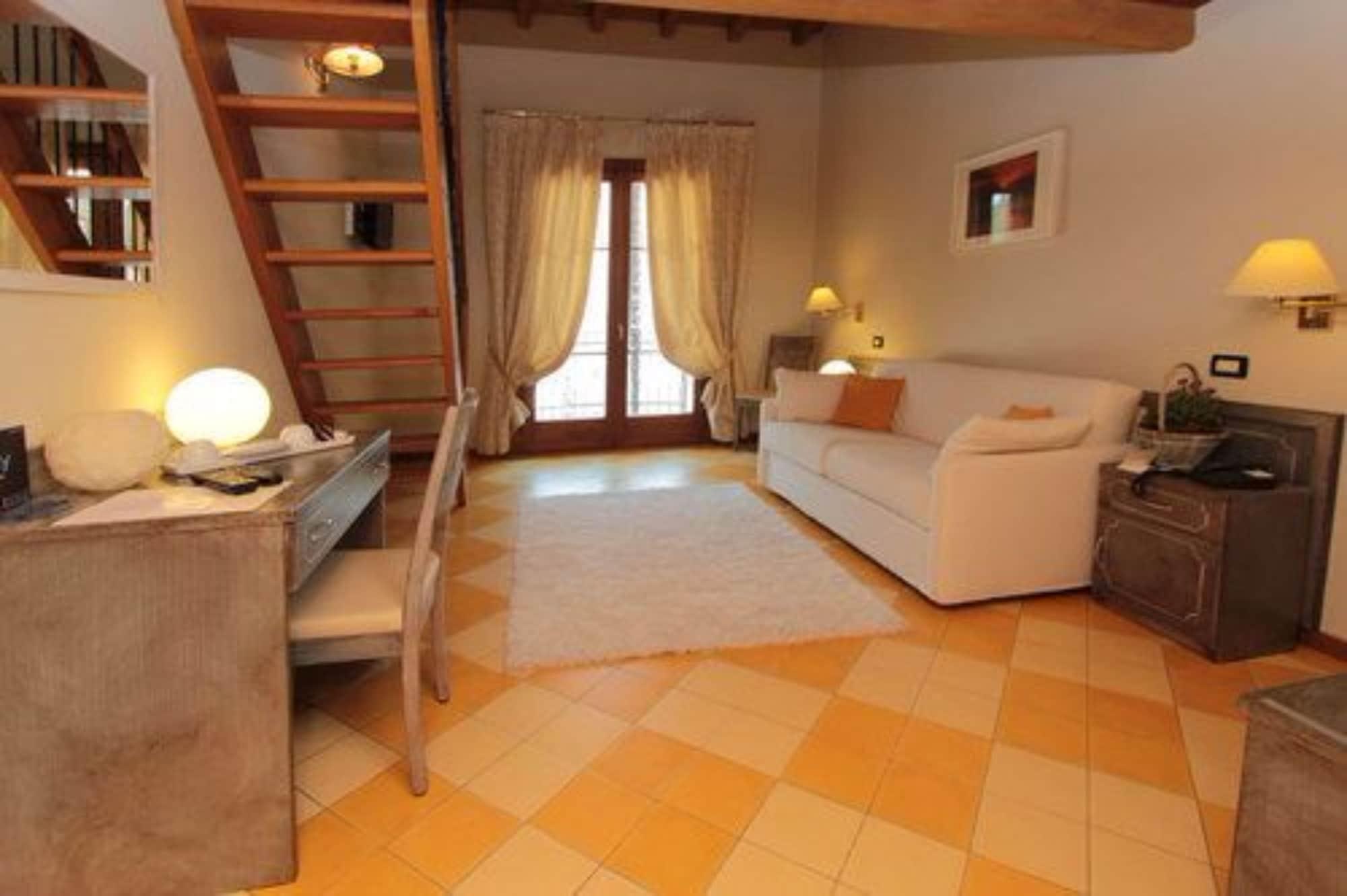 Maria Au - Estella Italia Hotel